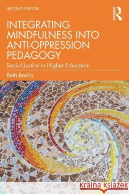 Integrating Mindfulness into Anti-Oppression Pedagogy Beth (St. Cloud State University, USA.) Berila 9781032044576 Taylor & Francis Ltd - książka