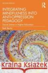 Integrating Mindfulness into Anti-Oppression Pedagogy Beth (St. Cloud State University, USA.) Berila 9781032044576 Taylor & Francis Ltd