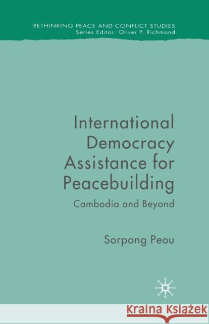 International Democracy Assistance for Peacebuilding: Cambodia and Beyond Peou, Sorpong 9781349356249 Palgrave Macmillan - książka