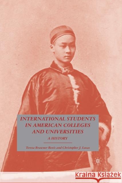 International Students in American Colleges and Universities: A History Teresa Brawner Bevis Christopher J. Lucas T. Bevis 9781349369515 Palgrave MacMillan - książka