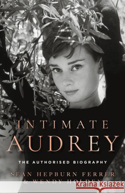 Intimate Audrey: The Authorised Biography Wendy Holden 9780008806422 HarperCollins Publishers - książka