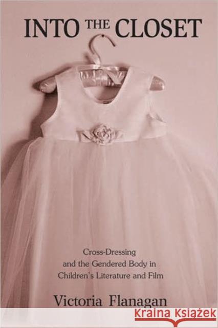 Into the Closet : Cross-Dressing and the Gendered Body in Children's Literature and Film Victo Flanagan 9780415980081 Routledge - książka