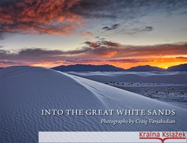 Into the Great White Sands Craig Varjabedian Jeanetta Calhoun Mish Dennis Ditmanson 9780826358301 University of New Mexico Press - książka