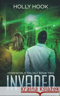 Invaded (Homeworld Trilogy #2) Holly Hook 9781981522965 Createspace Independent Publishing Platform - książka