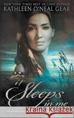 It Sleeps In Me: A Prehistoric Romance Kathleen O'Neal Gear 9781639778966 Wolfpack Publishing LLC - książka