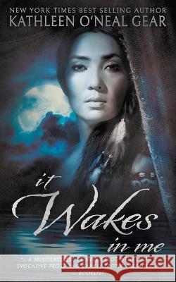 It Wakes In Me: A Prehistoric Romance Kathleen O'Neal Gear 9781639778904 Wolfpack Publishing LLC - książka