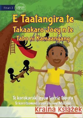 Joey Loves Playing in the Park - E Taatangira te Takaakaro Joey n te Tabo ni kamaangang (Te Kiribati) Lorrie Tapora Jhunny Moralde 9781922844699 Library for All - książka