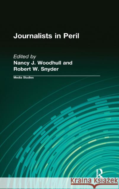 Journalists in Peril Nancy J. Woodhull Robert W.  Snyder  9781138526631 Routledge - książka