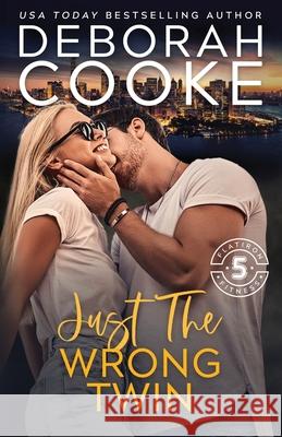 Just the Wrong Twin Deborah Cooke 9781990279652 Deborah A. Cooke - książka