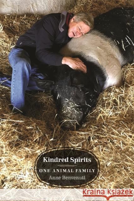 Kindred Spirits: One Animal Family Anne Benvenuti 9780820359571 University of Georgia Press - książka