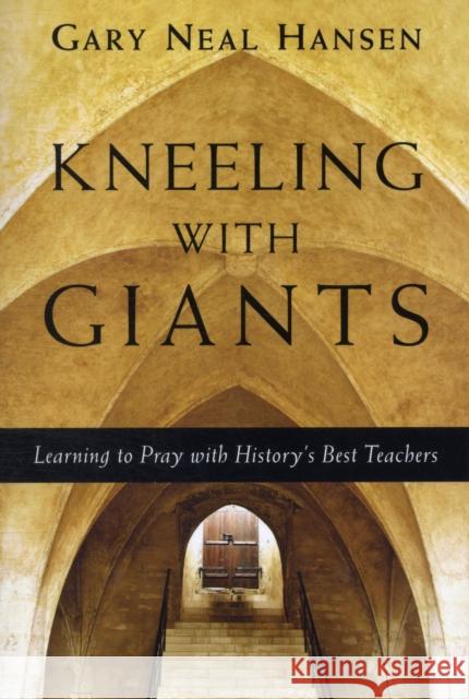 Kneeling with Giants: Learning to Pray with History's Best Teachers Hansen, Gary Neal 9780830835621 IVP Books - książka