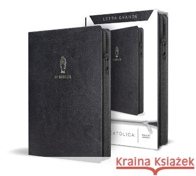 La Biblia Católica letra y tamaño grande. Símil piel negra, cremallera / Catholi c Bible Black Leathersoft with Zipper Biblia de América 9781644734612 Penguin Random House Grupo Editorial (USA) LL - książka