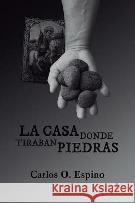La casa donde tiraban piedras Espino, Carlos O. 9781721927340 Createspace Independent Publishing Platform - książka