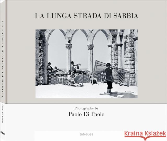 La lunga strada di sabbia: Photographs by Paolo Di Paolo Silvia Di Paolo 9783961714889 teNeues Publishing UK Ltd - książka