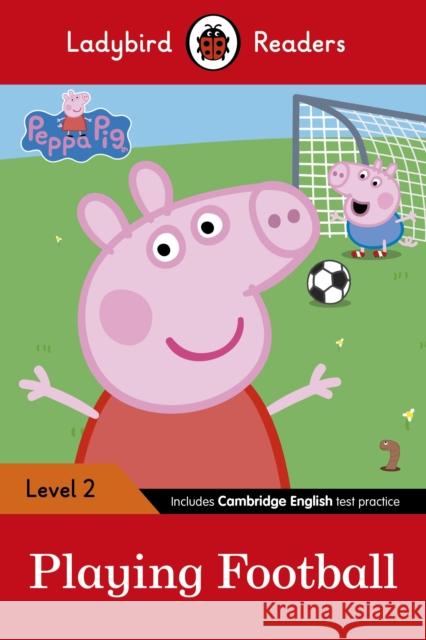 Ladybird Readers Level 2 - Peppa Pig - Playing Football (ELT Graded Reader) Peppa Pig 9780241319475 Penguin Random House Children's UK - książka