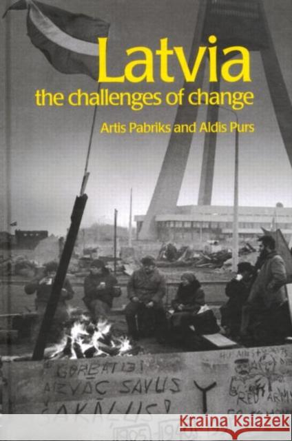 Latvia: The Challenges of Change Pabriks, Artis 9780415267304 Routledge - książka