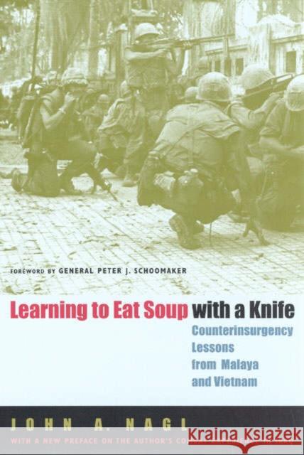 Learning to Eat Soup with a Knife: Counterinsurgency Lessons from Malaya and Vietnam Nagl, John a. 9780226567709 University of Chicago Press - książka