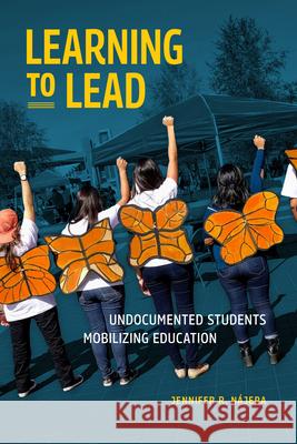 Learning to Lead: Undocumented Students Mobilizing Education Jennifer R. N?jera 9781478026303 Duke University Press - książka