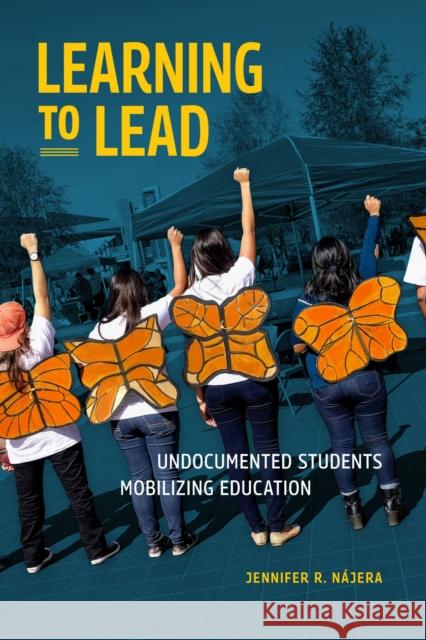 Learning to Lead: Undocumented Students Mobilizing Education Jennifer R. N?jera 9781478030539 Duke University Press - książka