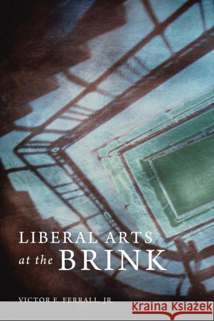 Liberal Arts at the Brink VictorE Ferrall 9780674049727  - książka