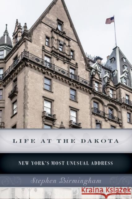 Life at the Dakota: New York's Most Unusual Address Birmingham, Stephen 9781493024735 Lyons Press - książka