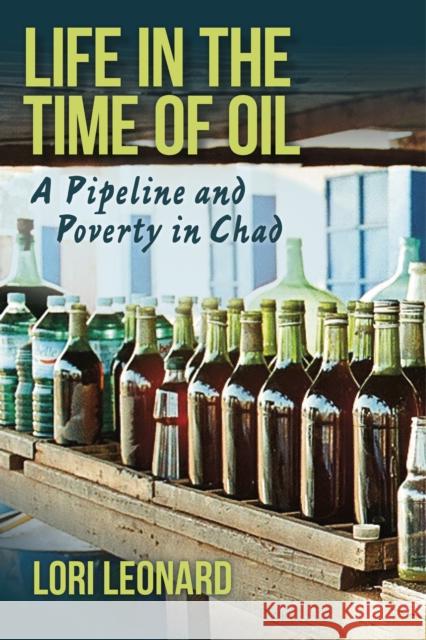 Life in the Time of Oil: A Pipeline and Poverty in Chad Lori Leonard 9780253019806 Indiana University Press - książka