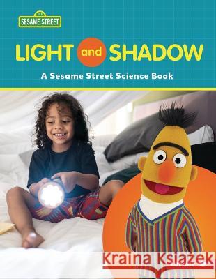 Light and Shadow: A Sesame Street (R) Science Book Susan B. Katz 9781728486147 Lerner Publications (Tm) - książka