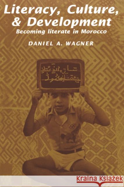 Literacy, Culture and Development: Becoming Literate in Morocco Wagner, Daniel A. 9780521398138 Cambridge University Press - książka