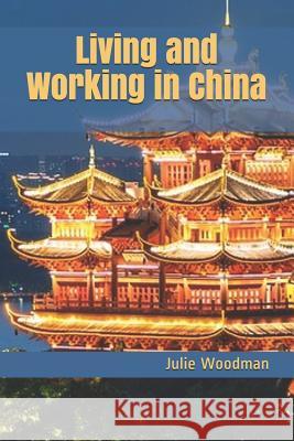 Living and Working in China Julie Woodman 9781791377410 Independently Published - książka