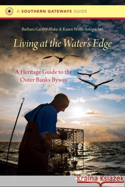 Living at the Water's Edge: A Heritage Guide to the Outer Banks Byway Barbara J. Garrity-Blake Karen Willis Amspacher 9781469628165 University of North Carolina Press - książka