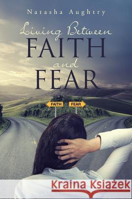 Living Between Faith And Fear Natasha Aughtry 9781641400329 Christian Faith - książka