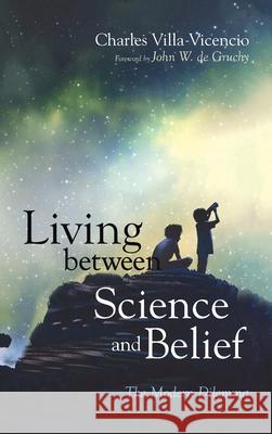 Living between Science and Belief Charles Villa-Vicencio John W. d 9781725265011 Cascade Books - książka