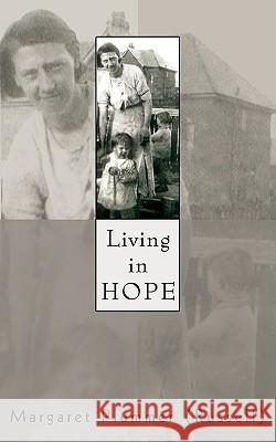 Living in Hope Margaret Plummer Russell 9781434395603 AuthorHouse - książka