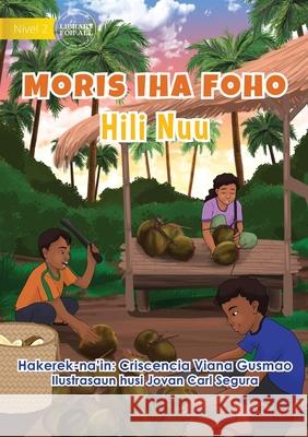 Living in the Village - Harvesting Coconuts - Moris Iha Foho - Hili Nuu Criscencia Viana Gusmao, Jovan Carl Segura 9781922621818 Library for All - książka