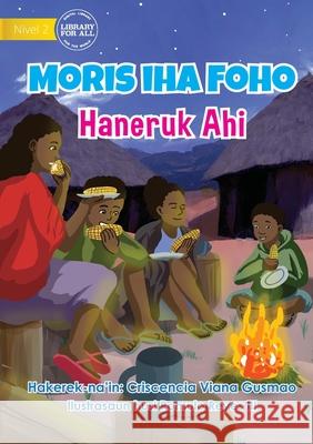 Living in the Village - Sitting By The Fire - Mori iha Foho - Haneruk Ahi Criscencia Viana Gusmao, Romulo Reyes, III 9781922621801 Library for All - książka