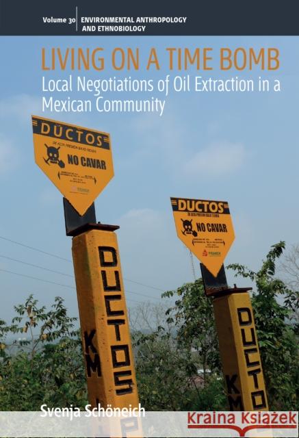 Living on a Time Bomb: Local Negotiations of Oil Extraction in a Mexican Community Svenja Sch?neich 9781805397182 Berghahn Books - książka