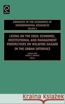 Living on the Edge: Economic, Institutional and Management Perspectives on Wildfire Hazard in the Urban Interface Troy, Austin 9780080453279 JAI Press - książka