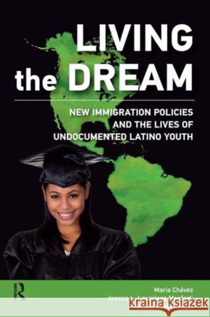 Living the Dream: New Immigration Policies and the Lives of Undocumented Latino Youth Maria Chavez Jessica L. Lavarieg Melissa R. Michelson 9781612057118 Paradigm Publishers - książka