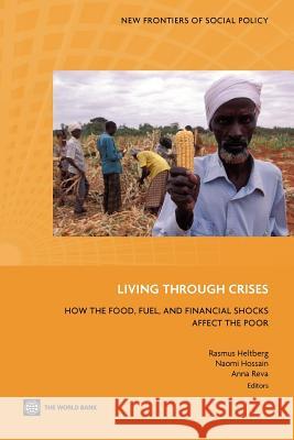 Living Through Crises: How the Food, Fuel, and Financial Shocks Affect the Poor Heltberg, Rasmus 9780821389409 World Bank Publications - książka