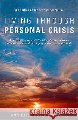 Living Through Personal Crisis Ann Kaiser Stearns 9781882883875 Idyll Arbor - książka
