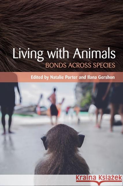 Living with Animals: Bonds Across Species - audiobook Porter, Natalie 9781501724817 Cornell University Press - książka