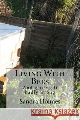 Living With Bees: Living with Bees Holmes, Sandra S. 9781978330382 Createspace Independent Publishing Platform - książka