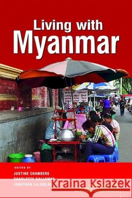 Living with Myanmar Justine Chambers Charlotte Galloway Jonathan Liljeblad 9789814881074 Iseas-Yusof Ishak Institute - książka