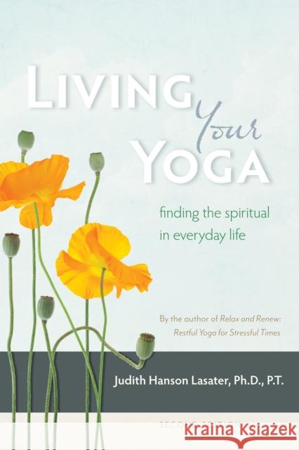 Living Your Yoga: Finding the Spiritual in Everyday Life Judith Hanson Lasater 9781930485365 Shambhala Publications Inc - książka