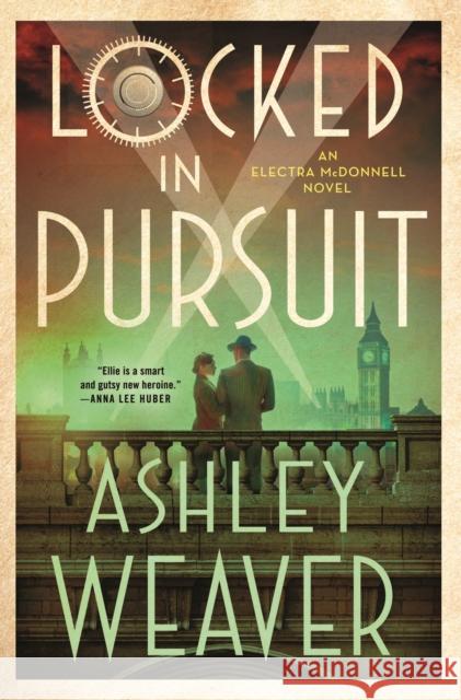 Locked in Pursuit Ashley Weaver 9781250885906 Minotaur Books,US - książka