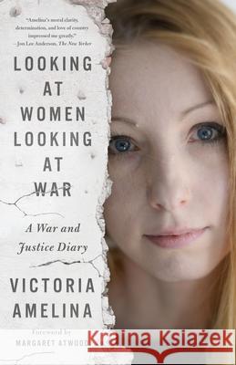 Looking at Women Looking at War: A War and Justice Diary Victoria Amelina Margaret Atwood 9781420526332 Thorndike Press Large Print - książka