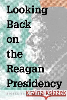 Looking Back on the Reagan Presidency Larry Berman 9780801839221 Johns Hopkins University Press - książka