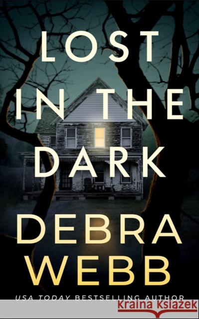 Lost in the Dark Debra Webb 9781662534515 Thomas & Mercer - książka