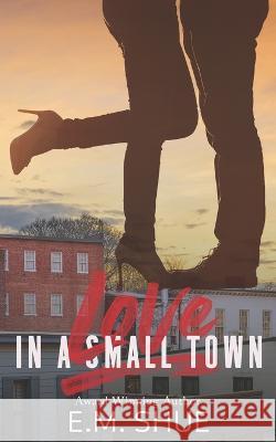 Love in a Small Town E M Shue, Nadine Winningham 9798844521126 Independently Published - książka