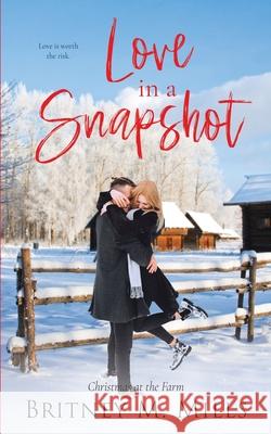 Love in a Snapshot: Christmas at the Farm Britney M. Mills 9781954237070 Crystal Canyon Publishing - książka